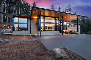 'pahto's Retreat' Luxe White Salmon Home: Hot Tub