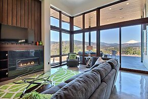 'pahto's Retreat' Luxe White Salmon Home: Hot Tub