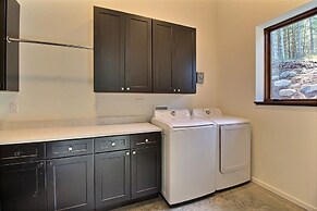 'pahto's Retreat' Luxe White Salmon Home: Hot Tub