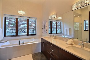 'pahto's Retreat' Luxe White Salmon Home: Hot Tub