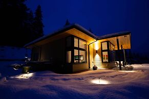 'pahto's Retreat' Luxe White Salmon Home: Hot Tub