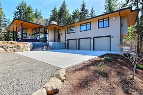 'pahto's Retreat' Luxe White Salmon Home: Hot Tub