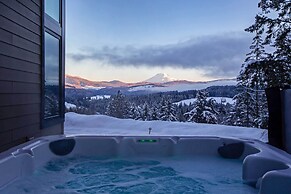 'pahto's Retreat' Luxe White Salmon Home: Hot Tub