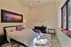 'pahto's Retreat' Luxe White Salmon Home: Hot Tub