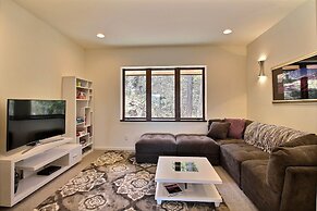 'pahto's Retreat' Luxe White Salmon Home: Hot Tub