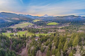 'pahto's Retreat' Luxe White Salmon Home: Hot Tub