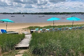 Bayfront Wareham Retreat w/ Private Beach!