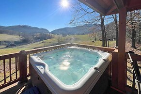 Whit's End Smoky Mtn Home w/ Hot Tub, Views