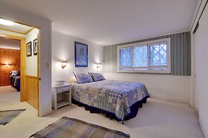 North Conway Home < Walk to Slopes at Cranmore!