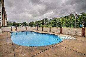 Cozy Condo w/ Mtn Views, Pool, Hot Tub, & Balcony!