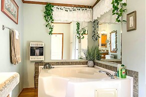 Franklin Home w/ Deck, & Fire Pit: 8 Mi to Dtwn!