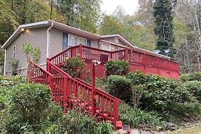 Franklin Home w/ Deck, & Fire Pit: 8 Mi to Dtwn!