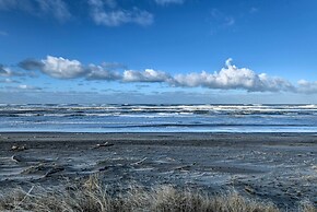 Eagles View Condo in Ocean Shores w/ 3 Balconies