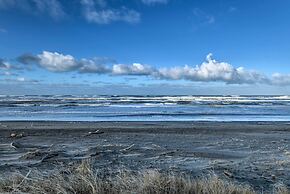 Eagles View Condo in Ocean Shores w/ 3 Balconies