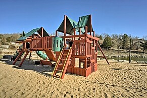 Walk-in Branson West Condo w/ Balcony, Pool Access