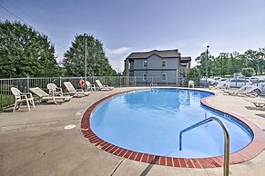 Walk-in Branson West Condo w/ Balcony, Pool Access