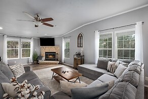 Canyon Lake Retreat w/ Hot Tub, Fire Pit & Grill!