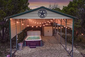 Canyon Lake Retreat w/ Hot Tub, Fire Pit & Grill!