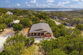 Canyon Lake Retreat w/ Hot Tub, Fire Pit & Grill!