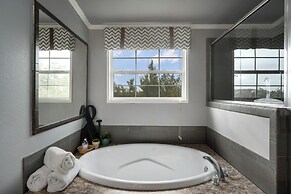 Canyon Lake Retreat w/ Hot Tub, Fire Pit & Grill!