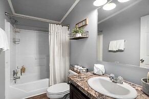 Canyon Lake Retreat w/ Hot Tub, Fire Pit & Grill!