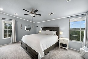 Canyon Lake Retreat w/ Hot Tub, Fire Pit & Grill!