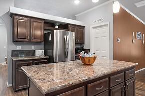 Canyon Lake Retreat w/ Hot Tub, Fire Pit & Grill!