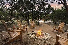 Canyon Lake Retreat w/ Hot Tub, Fire Pit & Grill!