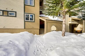 Chic & Cozy Breck Condo: Ski-in/ski-out at Peak 8!