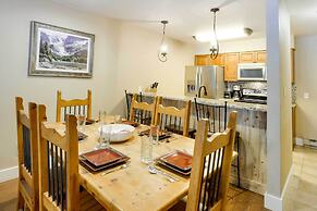 Chic & Cozy Breck Condo: Ski-in/ski-out at Peak 8!