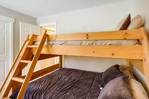 Chic & Cozy Breck Condo: Ski-in/ski-out at Peak 8!