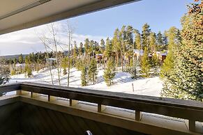 Chic & Cozy Breck Condo: Ski-in/ski-out at Peak 8!