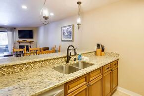 Chic & Cozy Breck Condo: Ski-in/ski-out at Peak 8!