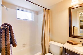 Chic & Cozy Breck Condo: Ski-in/ski-out at Peak 8!