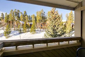 Chic & Cozy Breck Condo: Ski-in/ski-out at Peak 8!