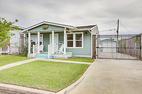 Pet-friendly Galveston Cottage < 1 Mi to Beach!