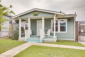 Pet-friendly Galveston Cottage < 1 Mi to Beach!