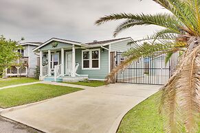 Pet-friendly Galveston Cottage < 1 Mi to Beach!