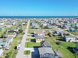 Walk to Sea Isle Beach: Pet-friendly Group Getaway