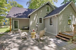 Updated Home w/ Deck: 2 Mi to Sister Bay Beach!