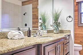 Stylish Home w/ Hot Tub ~ 4 Mi to Canyon Lake