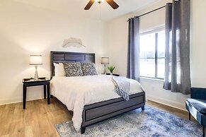 Stylish Home w/ Hot Tub ~ 4 Mi to Canyon Lake