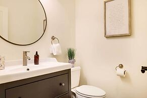 Stylish Home w/ Hot Tub ~ 4 Mi to Canyon Lake