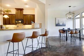 Stylish Home w/ Hot Tub ~ 4 Mi to Canyon Lake