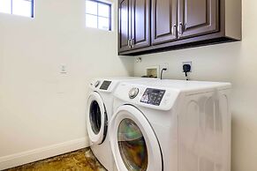 Stylish Home w/ Hot Tub ~ 4 Mi to Canyon Lake