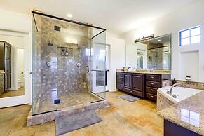 Stylish Home w/ Hot Tub ~ 4 Mi to Canyon Lake