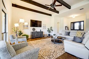 Stylish Home w/ Hot Tub ~ 4 Mi to Canyon Lake