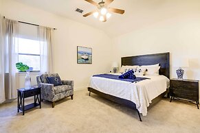 Stylish Home w/ Hot Tub ~ 4 Mi to Canyon Lake