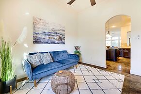 Stylish Home w/ Hot Tub ~ 4 Mi to Canyon Lake