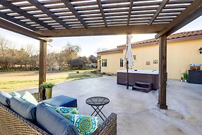 Stylish Home w/ Hot Tub ~ 4 Mi to Canyon Lake
